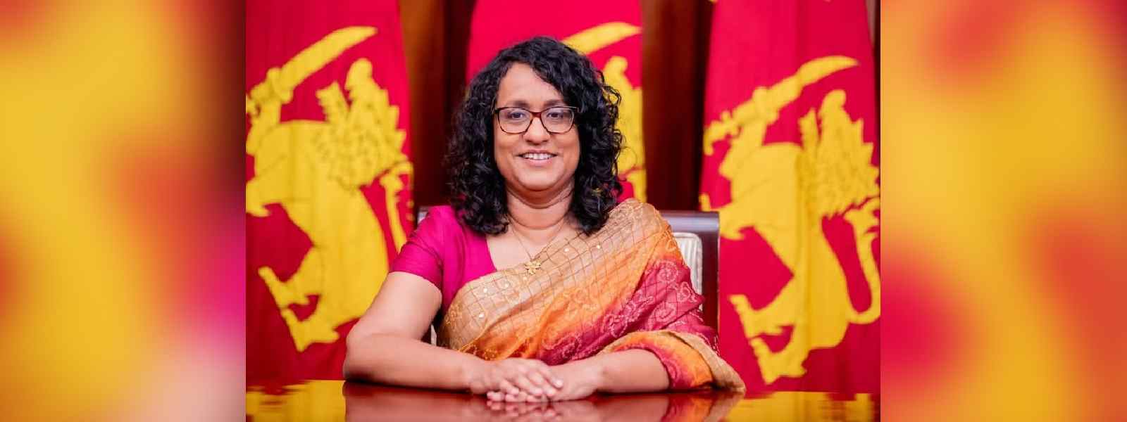 අගමැති හරිනි කැනඩාව බලා පිටත්ව යයි...